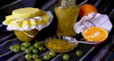 Jednoduchý recept na angreštový džem s vlašskými ořechy na zimu